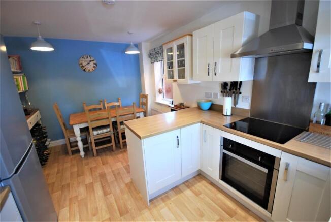 KITCHEN/DINER:
