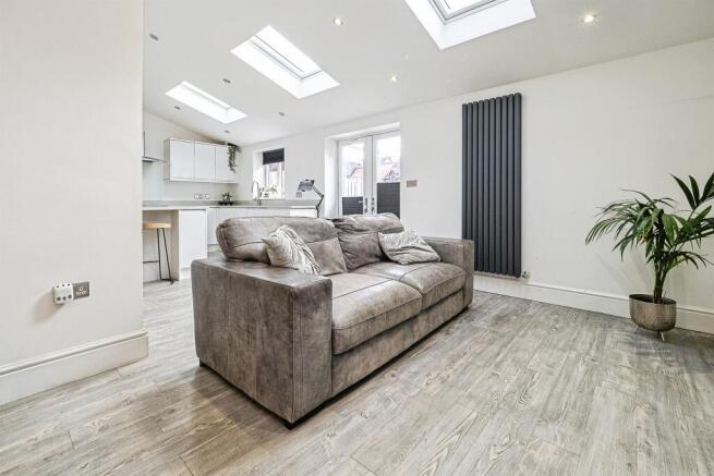 4 bed Semi-Detached for sale Image 8