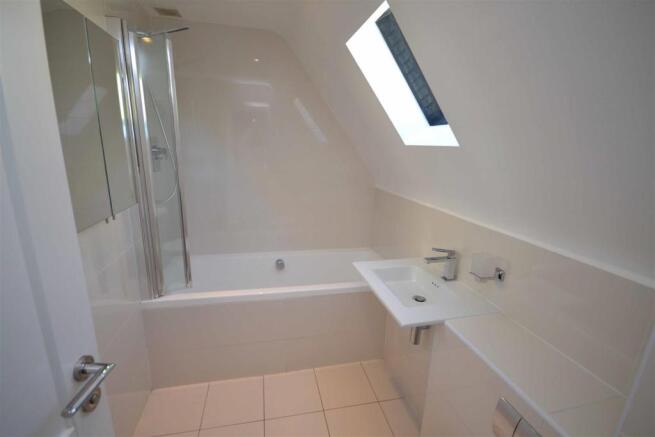 Barrowden - Family Bathroom.jpg