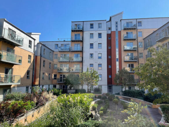 SUPERB 2 BED FLAT