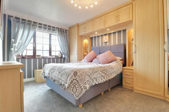 Master bedroom (double)