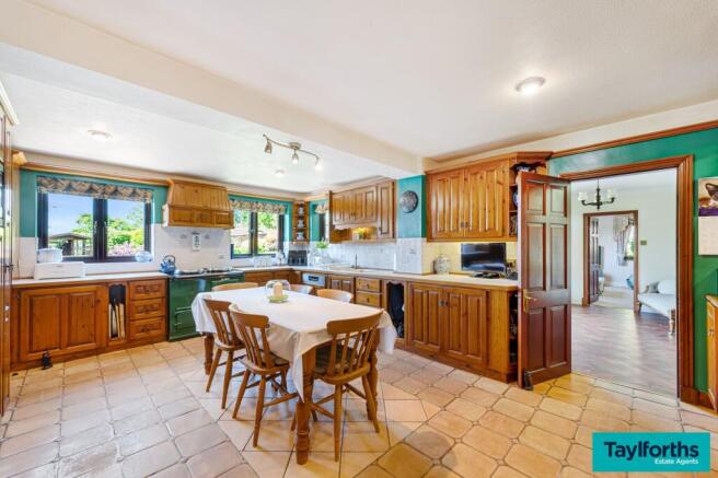 4 bed Detached for sale Image 10