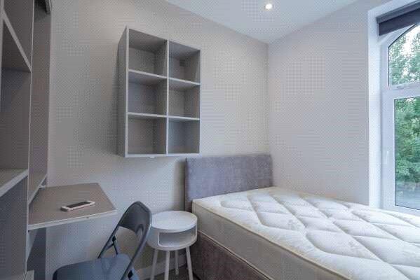 2 bed Terraced to rent Image 6