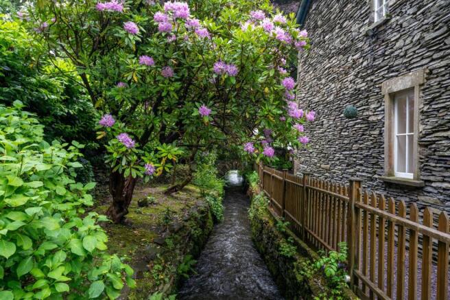 beck and side garden