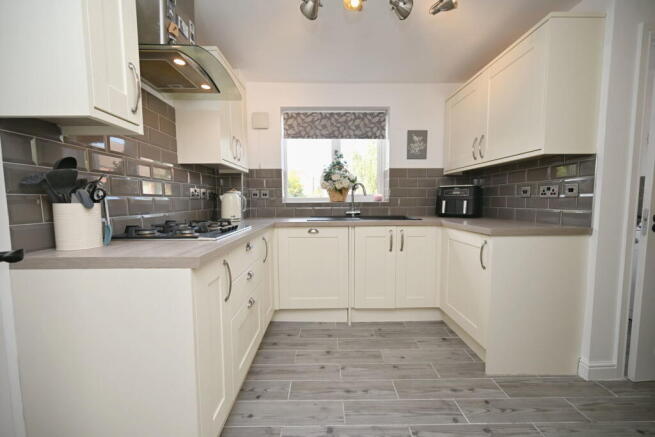 4 bed Detached for sale Image 7