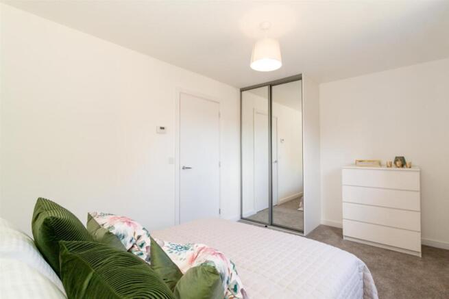 2 bed Terraced to rent Image 7