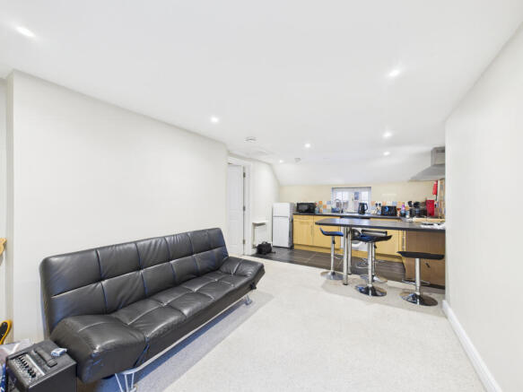 CAM01354G0-PR0645-STILL004