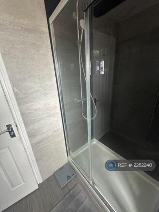 3 bed Flat to rent Image 12