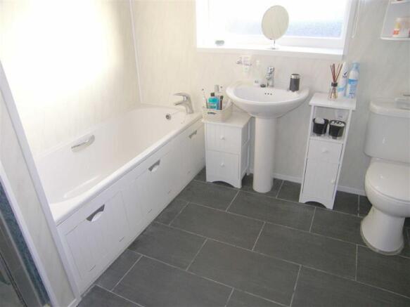 FAMILY BATHROOM / WC