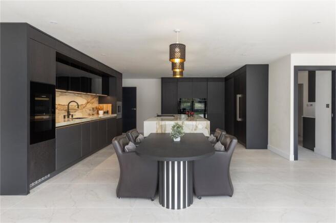 6 bed Detached for sale Image 7