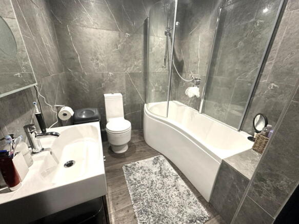 6 bed Detached for sale Image 5
