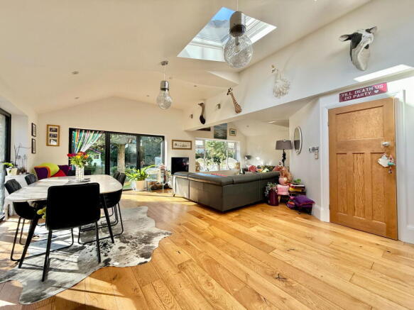 5 bed Detached for sale Image 9