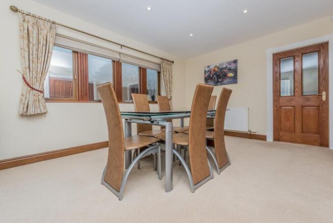 5 bed Detached for sale Image 7