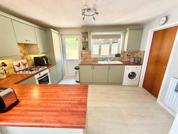 4 bed Detached for sale Image 5
