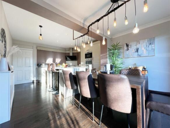 5 bed Detached for sale Image 4