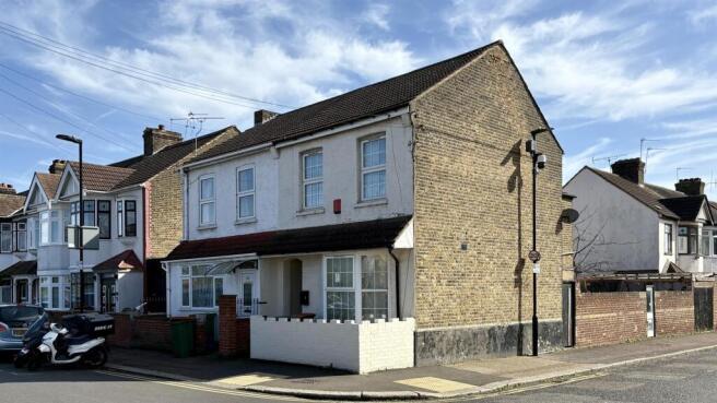 Market street for Rent by Barrain London Estate Ag