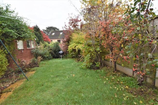 11 Byron Close - garden.JPG
