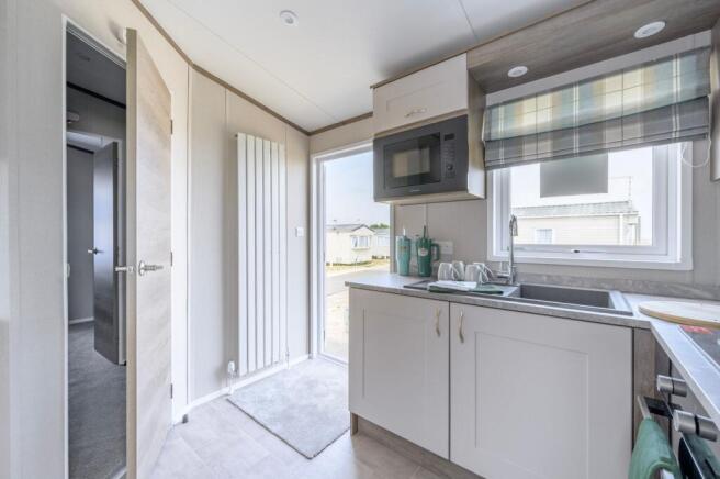 Manor Road, Caister-On-Sea photo 4