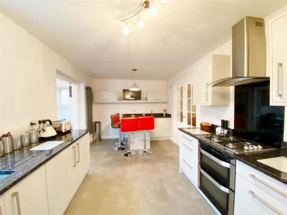 Kitchen 1.jpg