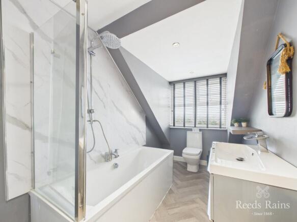 6 bed Detached for sale Image 11