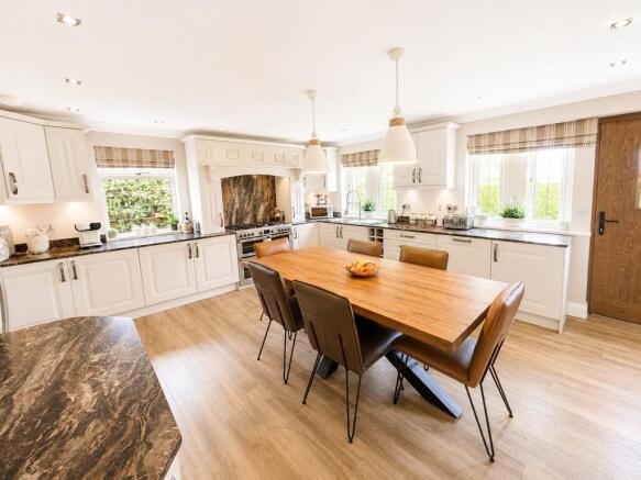 4 bed Detached for sale Image 7