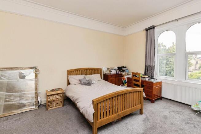 6 bed Semi-Detached for sale Image 9