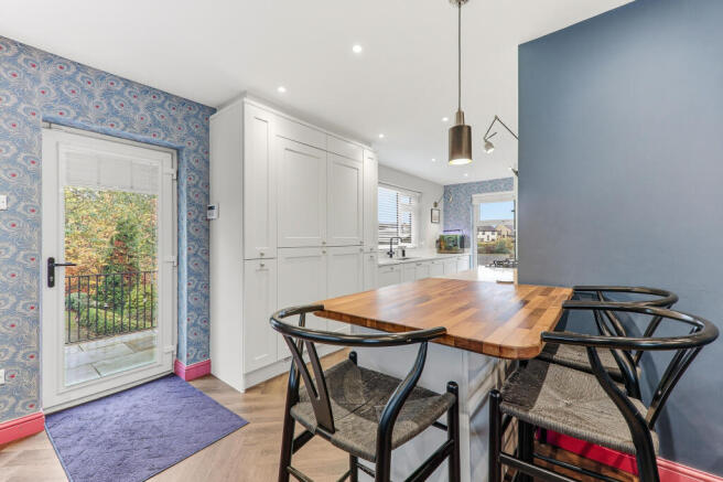 5 bed Detached to rent Image 7