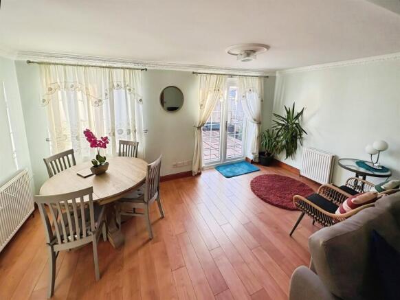 3 bed Semi-Detached for sale Image 4
