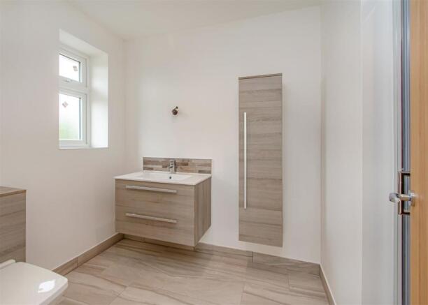 23 Farm Road-bed1 ensuite.jpg