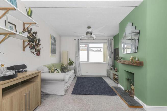 Lounge 1.jpg