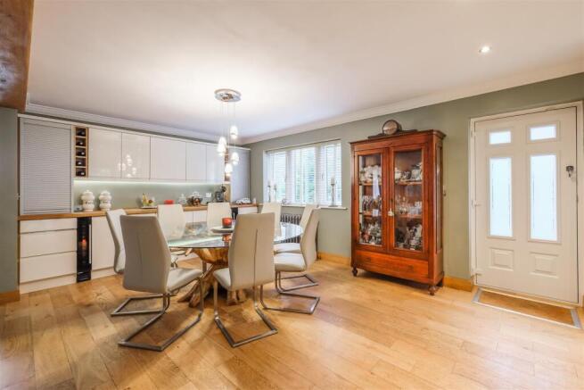5 bed Detached for sale Image 9