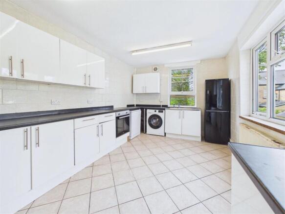 6 bed Semi-Detached for sale Image 5