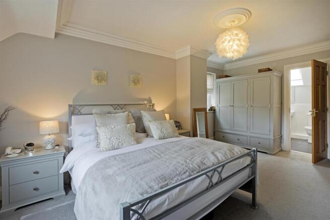 4 bed House for sale Image 10