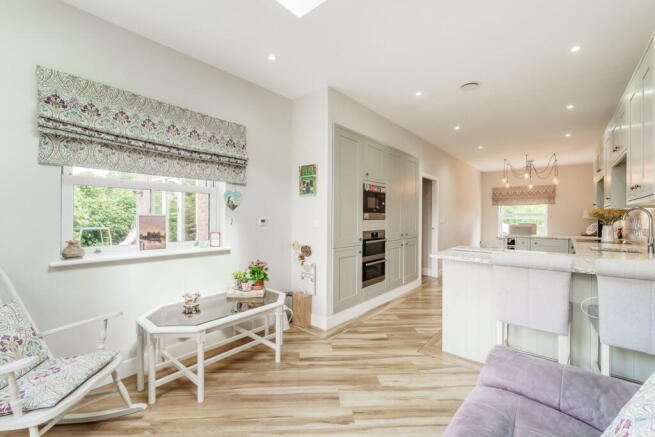5 bed Detached for sale Image 9