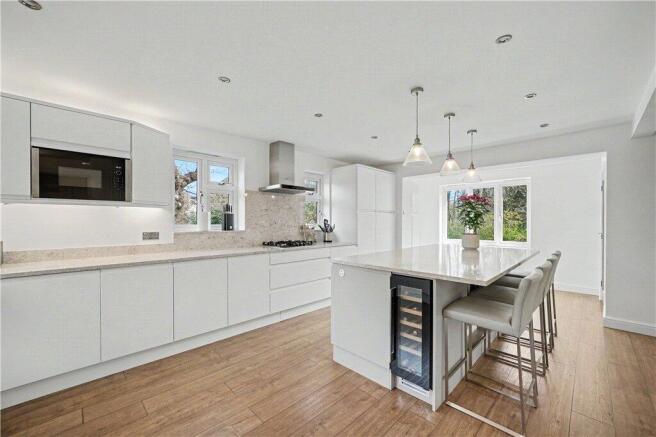 5 bed Detached for sale Image 7