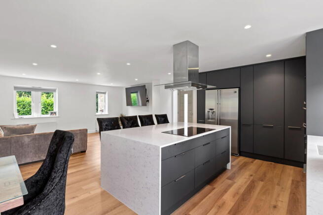4 bed Detached for sale Image 11