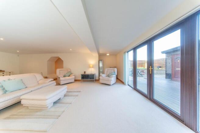 Main Suite/ Lounge Area