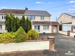 22, Heol Morfa Brenin, Johnstown, Carmarthen SA31 3PA