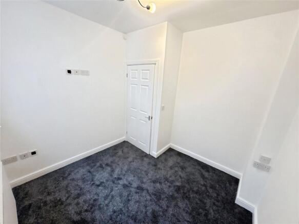 3 bed Flat to rent Image 9