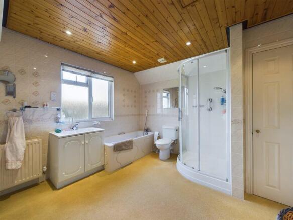 MASTER BEDROOM EN-SUITE BATHROOM &...