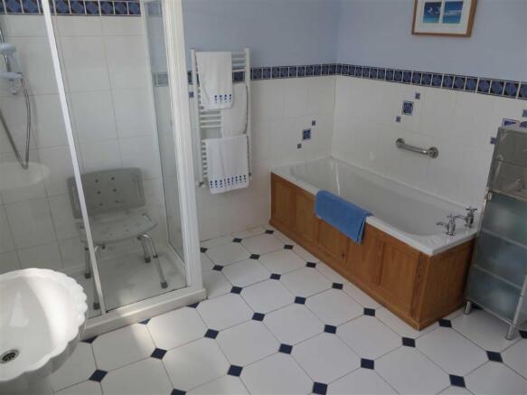 LUXURY EN-SUITE BATH