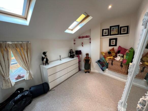 Bedroom 3.3 (2)