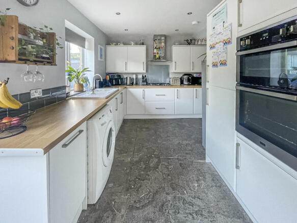4 bed Detached for sale Image 6
