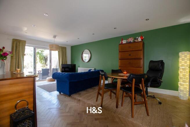 17 Dove Close - lounge.jpg