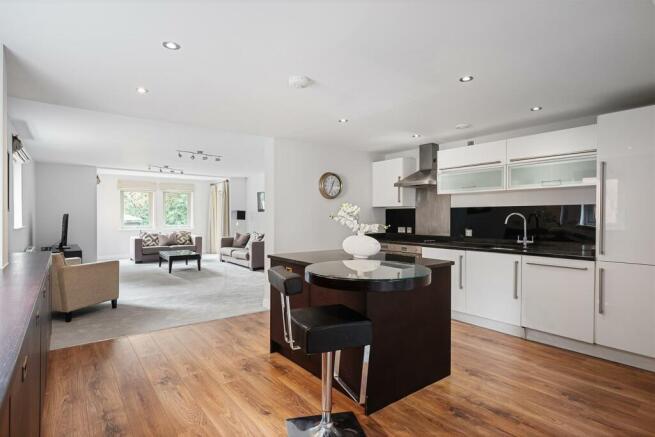 3 bed Apartment for sale Image 4