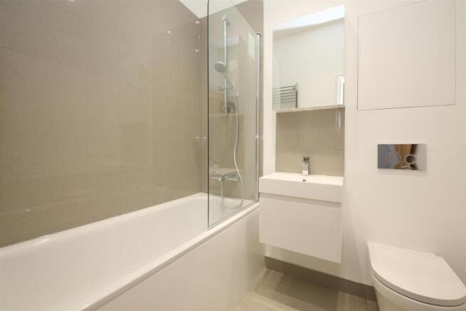 Flat 2, 224 Tooting High Street bathroom.jpg