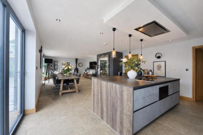 5 bed Detached for sale Image 6