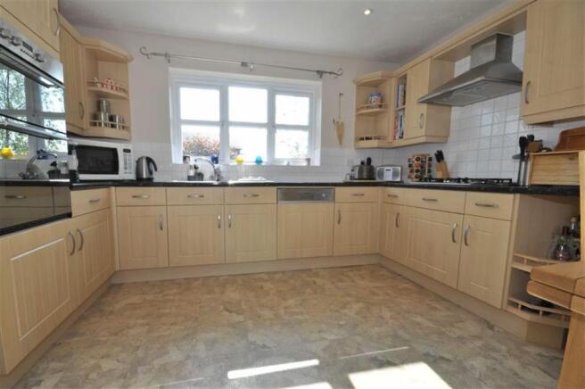 KITCHEN/BREAKFAST RO