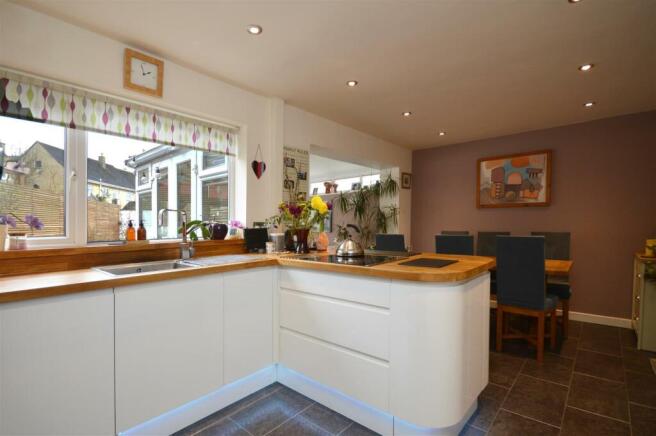 L-Shaped Open Plan Kitchen/Dining Room