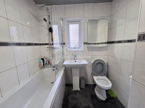 4 bed Semi-Detached to rent Image 10